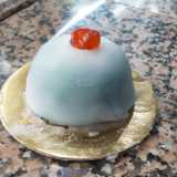 Con il suo caratteristico colore verde chiaro e la classica amarena rossa sulla sommit�, la cassata � tipica della tradizione siciliana. A base di ricotta di pecora, pan di Spagna, pasta reale, frutta candita e glassa di zucchero, deve il suo nome al latino caseum (ovvero il �formaggio�, ingrediente chiave della farcitura) e all�arabo qas�at, cio� �bacinella�, data la sua forma a coppa rovesciata